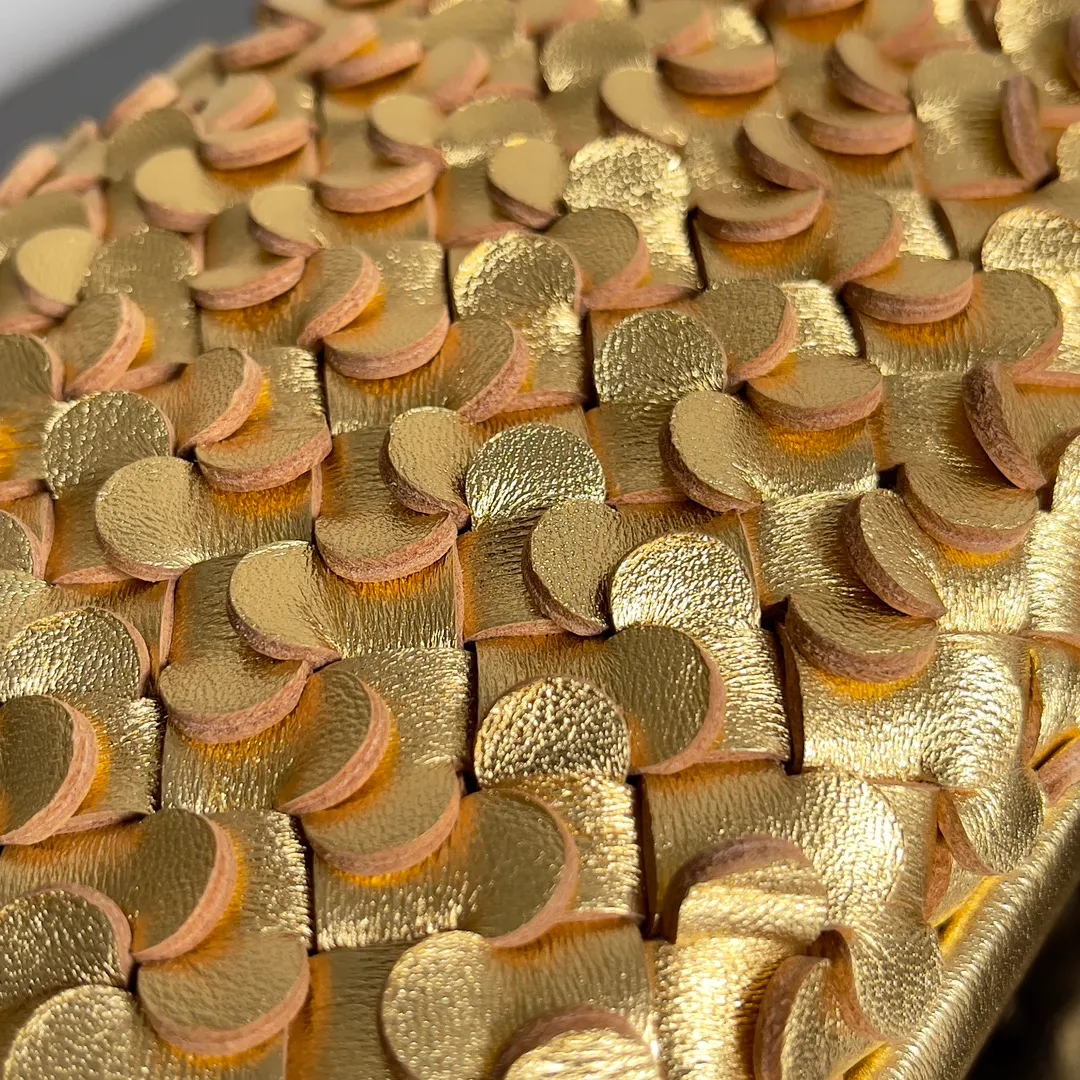 Batch 2060 Bottega Veneta 24 spring fashionable petal woven evening bag. No logo, no matter how shiny, this evening bag has gorgeous colors and eye-catching colors, and the forging of petal craftsmanship reveals the prosperity of spring. Original leather ➕ stainless steel hardware ➕ 24k real gold plating ➕ all handmade. Anyone who knows the history of our brand should have heard that the knot is a story of Bottega Veneta, and it is also one of the more important perfectly designed styles. Style number: 717622 Size: 20.5*6*12.5